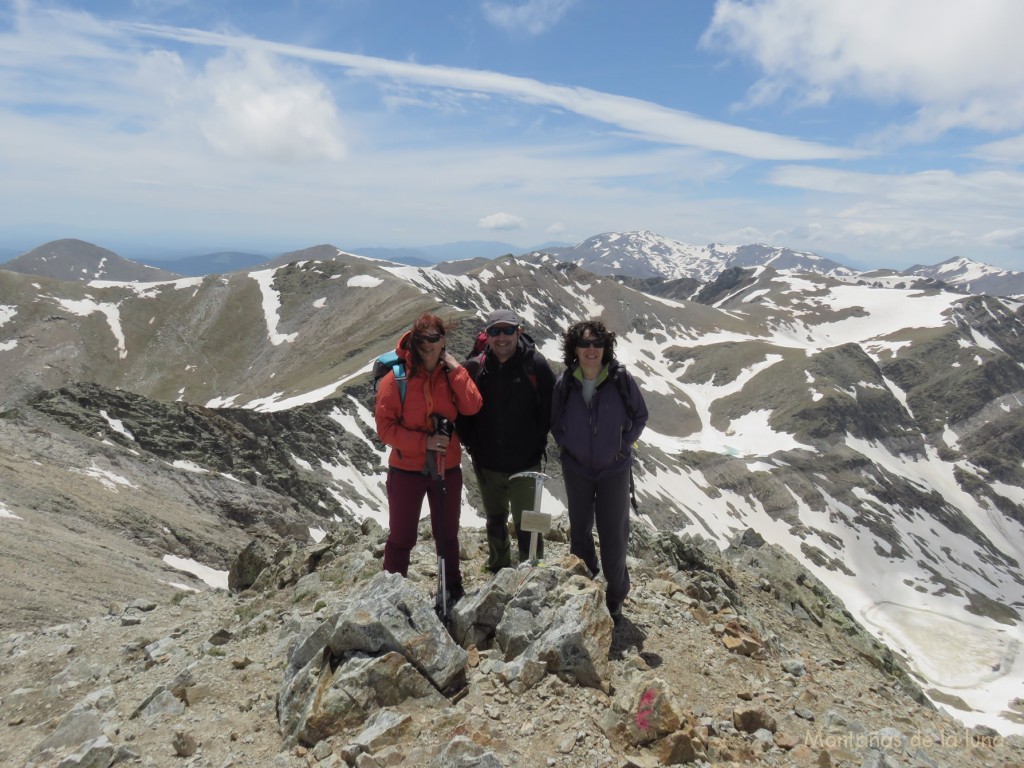 Olga, Joaquín y Txell en la cima del Pic de l'Infern, 2.869 mts., al fondo el Puigmal